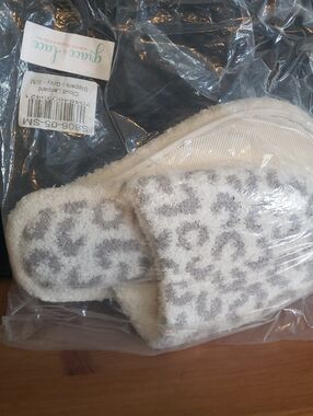 Fuzzy Leopard Print Slide Slippers - Cream and Gray